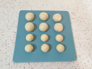 3、枣泥核桃卷,分别将油皮面团和油酥面团分成六份，搓圆盖上保鲜膜备用。