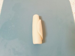 6、枣泥核桃卷,收口向上压扁，再次擀成椭圆形。