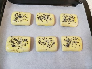 17、枣泥核桃卷,刷上一层蛋黄液，撒上黑芝麻。