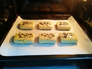 18、枣泥核桃卷,送入预热好的烤箱，上下管180度烤30分钟。