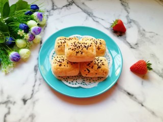 20、枣泥核桃卷,烤过的枣泥核桃卷看起来鼓鼓的。