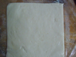 2、快手香蕉派,飞饼皮解冻好，取出切成四方形