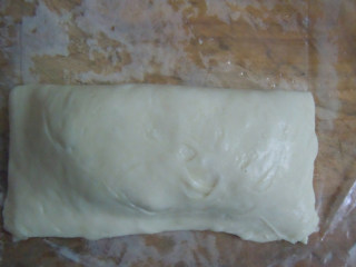 4、快手香蕉派,把切好的香蕉包入飞饼内