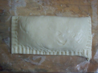 5、快手香蕉派,用叉子压边刷上蛋液