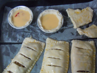 6、快手香蕉派,均匀的剪开缝隙