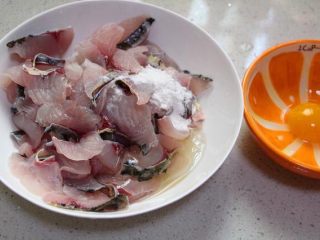 2、水煮鱼片这么烧，健康营养有颜值！全家人吃了赞不绝口！,鱼片用蛋清和淀粉抓匀，挂浆