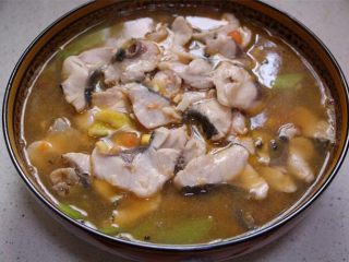 13、水煮鱼片这么烧，健康营养有颜值！全家人吃了赞不绝口！,连汤带鱼头鱼骨一起浇在莴笋上，然后铺上鱼片