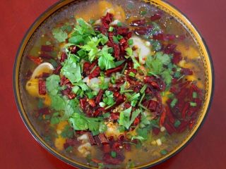 16、水煮鱼片这么烧，健康营养有颜值！全家人吃了赞不绝口！,连油带辣椒一起浇在鱼片上