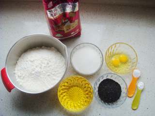 1、芝麻桃酥,所需材料称好备用。（芝麻提前用微火炒熟，这样会更香）