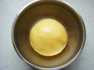 7、芝麻桃酥,再按压着和成光滑的面团。（面团会有点点散，压几次就很容易成团了）