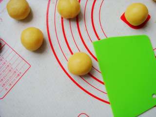 9、芝麻桃酥,用刮板压成厚度约一厘米的饼胚。