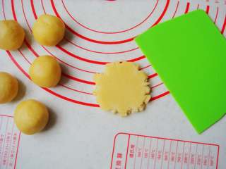 10、芝麻桃酥,周边会有自然的裂纹张开。（避免手掌压的不均匀就用了刮板，很方便哦）