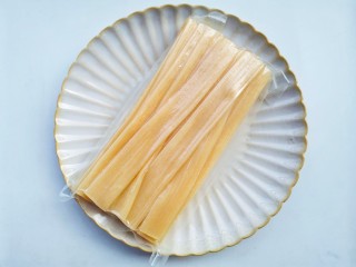 1、麻酱宽粉,宽粉长这样。