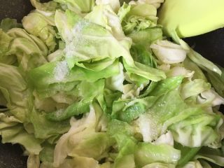 7、手撕包菜,加入盐翻炒