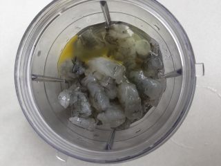 4、虾滑条,放入料理机，加入鸡蛋清