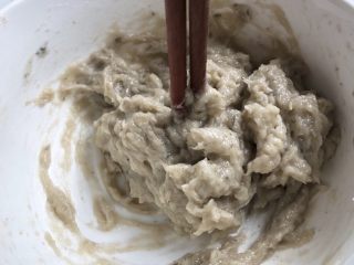 8、虾滑条,然后用筷子顺时针不停搅拌，如果要Q弹口感的，一定要搅拌至筷子有明显阻力，筷子插在上面不会倒。如果要比较软的口感，搅拌均匀即可。