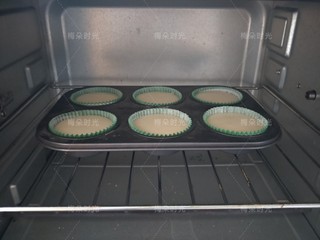 14、纸杯蛋糕（不塌不裂）,放入烤箱中层烤制。先用110度烤20分钟，再用120度烤5分钟，再用140度烤20分钟。再用160度烤五分钟。