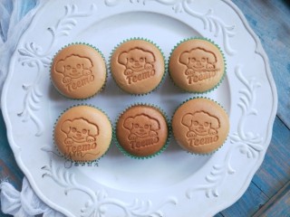 20、纸杯蛋糕（不塌不裂）,铜烙印图案是定制的，可以在淘宝买到，选自己喜欢的图案就好。