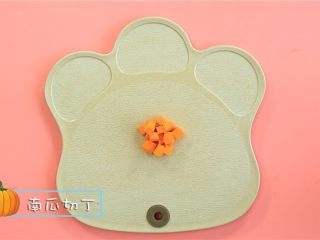 2、蒸虾糕,南瓜切小块。