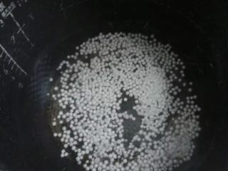 1、西米麒麟瓜奶昔,如图。水开放入西米煮十分钟