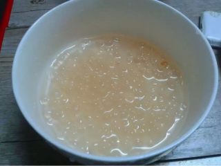 2、西米麒麟瓜奶昔,如图。煮好的西米放冰箱冷藏