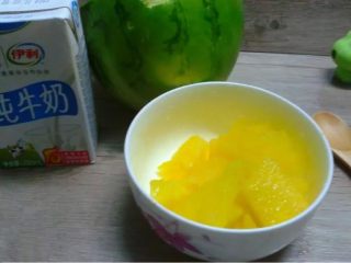 4、西米麒麟瓜奶昔,如图。去籽切小块