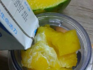 5、西米麒麟瓜奶昔,如图。倒入料理机加入牛奶