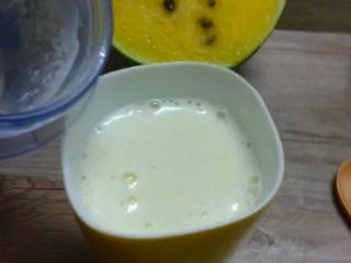 6、西米麒麟瓜奶昔,如图。打成水果奶昔倒入杯子。