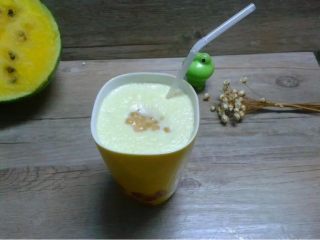 8、西米麒麟瓜奶昔,如图。成品。喜欢还可以加冰块