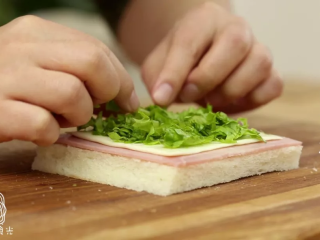 3、早餐西多士18m+,吐司片上依次放上一块火腿片、一块芝士片和适量生菜碎~