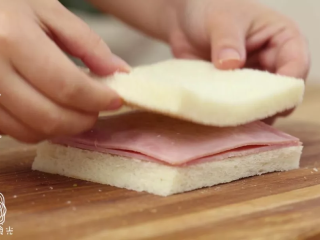 4、早餐西多士18m+,再放一块火腿片，然后盖上吐司~