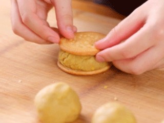 7、板栗饼,包板栗馅的饼皮，有两种选择，一种是用圆形的饼干，取两片饼干，把板栗馅料夹在中间