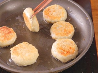 15、板栗饼,饼干版本的板栗饼大约煎 2 分钟，手抓饼皮版的栗子饼煎 3 分钟即可，煎的过程中多给饼翻翻面