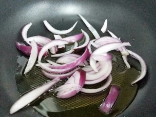 11、#做妈妈的拿手菜#爆炒鱿鱼,起油锅，油温6成时加入切好的洋葱煸炒，把洋葱丝炒出香味，变软。