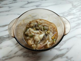 9、#做妈妈的拿手菜#爆炒鱿鱼,抓拌均匀，（可以戴一次性手套）腌制45分钟。