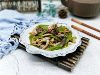 14、#做妈妈的拿手菜#爆炒鱿鱼,盛出装盘，撒上了几粒枸杞做装饰。如果你喜欢吃辣的那么可以加一些红辣椒。就这简单的几步，切好，腌制，下锅快速翻炒，就可以炒出鲜美可口的鱿鱼，俩孩子说没吃够，下次让我多做一些。