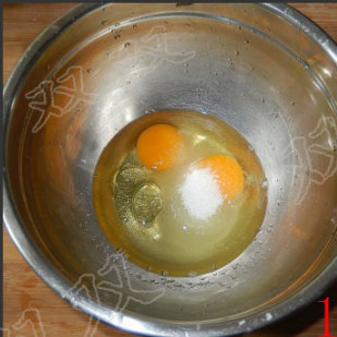 1、香脆小麻花,鸡蛋、白糖、玉米油混合