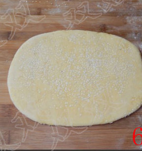 6、香脆小麻花,将其擀成厚约5mm厚的饼