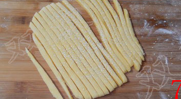 7、香脆小麻花,将其切割成宽约5mm的条