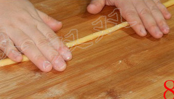 8、香脆小麻花,取其中一个条，双手将其搓细，搓圆