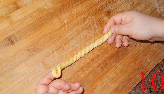 10、香脆小麻花,将其对折