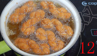 12、香脆小麻花,锅子烧热，倒油，将小麻花放入，油温7成，炸至两面金黄色即可