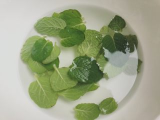 2、奶香薄荷馒头片,薄荷用清水泡一下 洗去灰尘