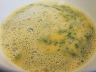 5、奶香薄荷馒头片,把鸡蛋打散，薄荷碎充分结合