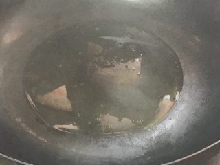 9、奶香薄荷馒头片,平底锅倒入适量的油 小火烧热