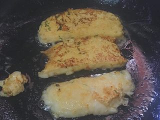 11、奶香薄荷馒头片,一片一片放入油锅煎～