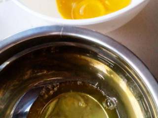 1、酸奶蛋糕,鸡蛋蛋白蛋黄分开，