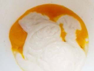 2、酸奶蛋糕,蛋黄加酸奶搅拌均匀，