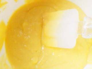 3、酸奶蛋糕,低粉，淀粉过筛加入，轻拌均匀，