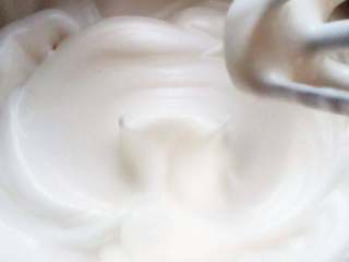 4、酸奶蛋糕,蛋白加盐，醋，分三次加入糖打发，